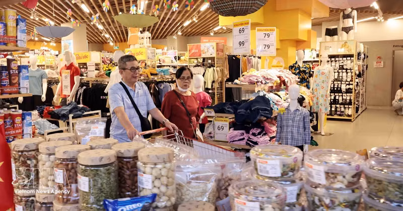 Consumers shop at the WinMart Thang Long supermarket in Hanoi (Photo: VNA)