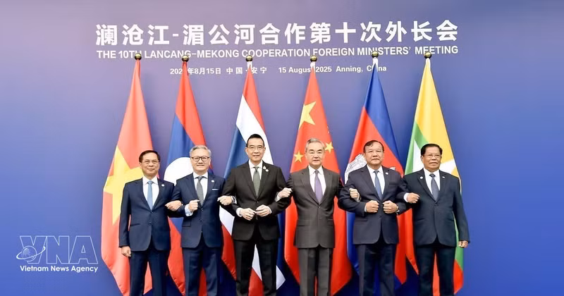 Deputy Prime Minister and Minister of Foreign Affairs Bui Thanh Son (first, left) and other officials at the 10th MLC Foreign Ministers’ Meeting in Yunnan, China, on August 15, 2025. (Photo: VNA)