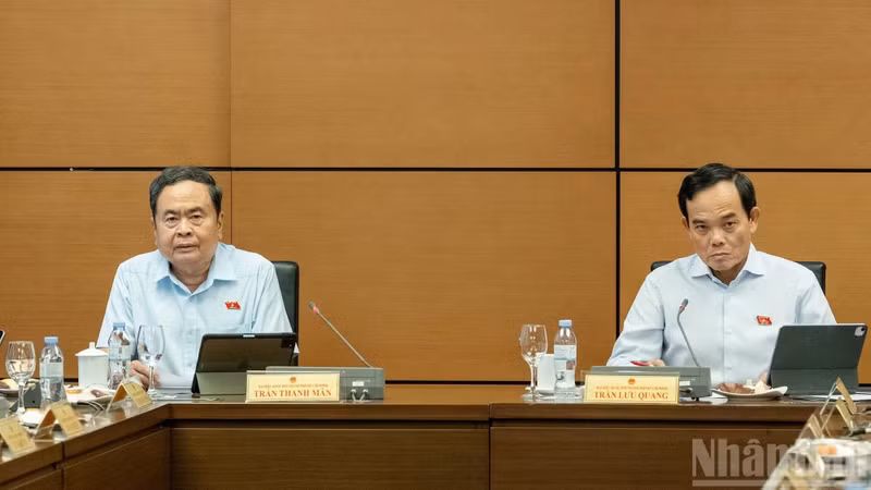 NA Chairman Tran Thanh Man (left) at the group debate on August 3. (Photo: NDO)
