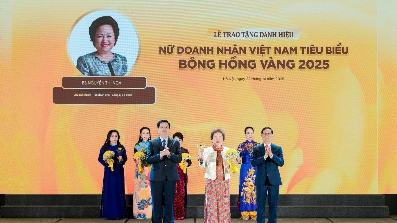 Madame Nguyen Thi Nga, Chairwoman of BRG Group, honoured for the sixth time among the Top 10 Outstanding Vietnamese Businesswomen – Golden Rose Award.