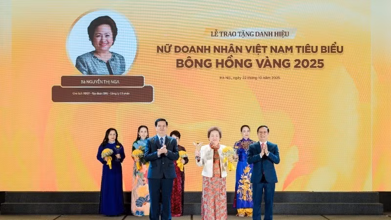 Madame Nguyen Thi Nga, Chairwoman of BRG Group, honoured for the sixth time among the Top 10 Outstanding Vietnamese Businesswomen – Golden Rose Award.