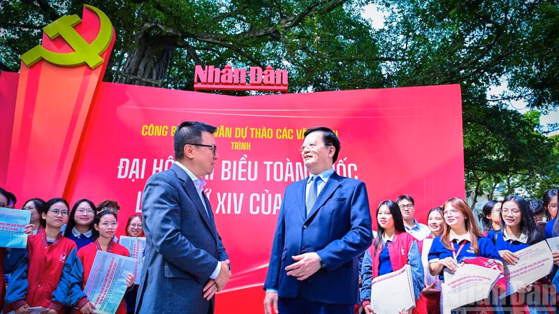 Deputy Prime Minister Mai Van Chinh visits exhibition showcasing draft documents of the 14th National Party Congress at Nhan Dan Newspaper