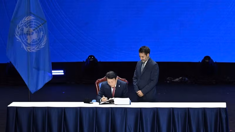 Minister of Public Security Luong Tam Quang signs the United Nations Convention against Cybercrime. (Photo: Thuy Nguyen)