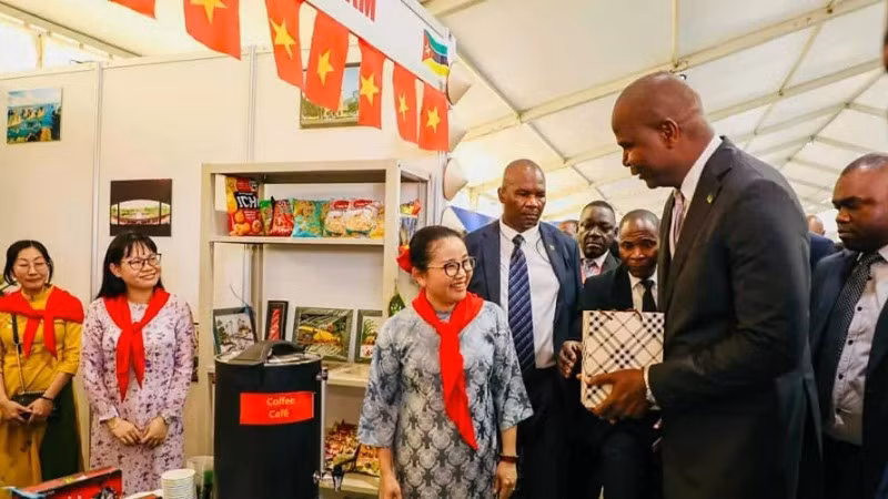 Mozambican President Daniel Chapo visiting and showing interest in products and services showcased at Viet Nam’s pavilion. (Photo: Embassy of Viet Nam in Mozambique)
