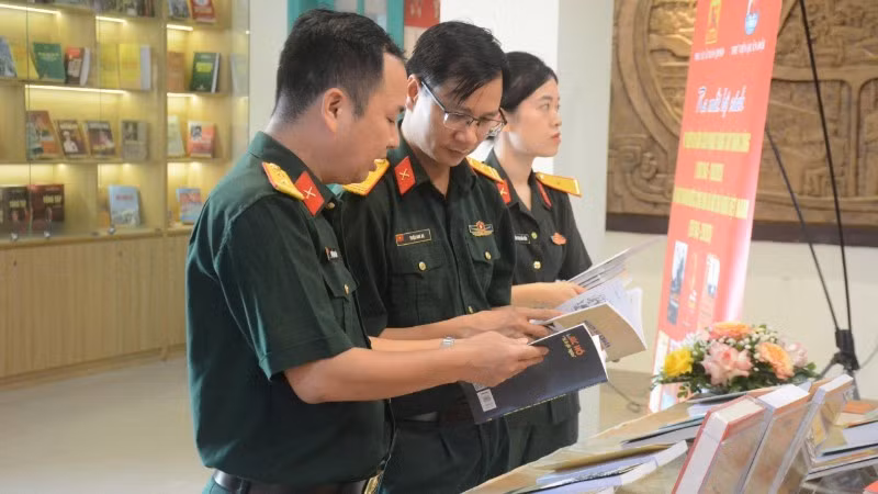 Delegates visiting the exhibition area showcasing the book collection commemorating the 80th anniversary of the August Revolution and National Day (September 2).
