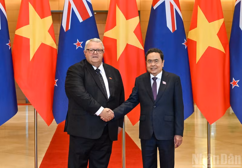 Chairman of the National Assembly (NA) Tran Thanh Man and Speaker of the New Zealand House of Representatives (Parliament) Gerry Brownlee