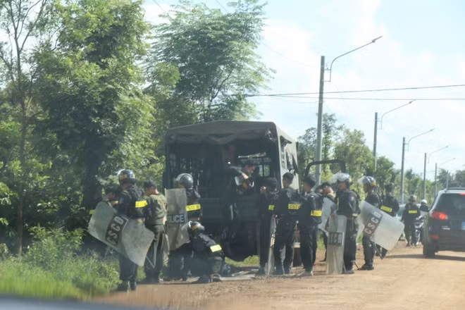 Mobile police of the Ministry of Public Security and Dak Lak provincial police deploy forces to pursue suspects in the shooting attack in the province in 2023. (Photo: VNA)