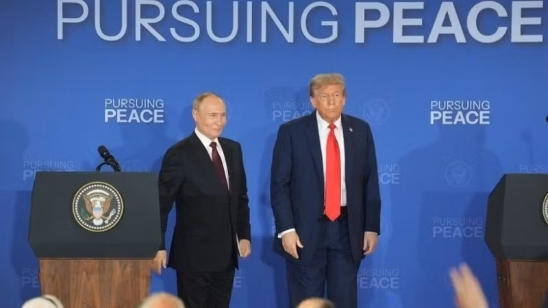 US President Donald Trump (right) and Russian President Vladimir Putin at a joint press conference at Joint Base Elmendorf–Richardson in Anchorage, Alaska, on August 15, 2025. (Source: Xinhua/VNA)
