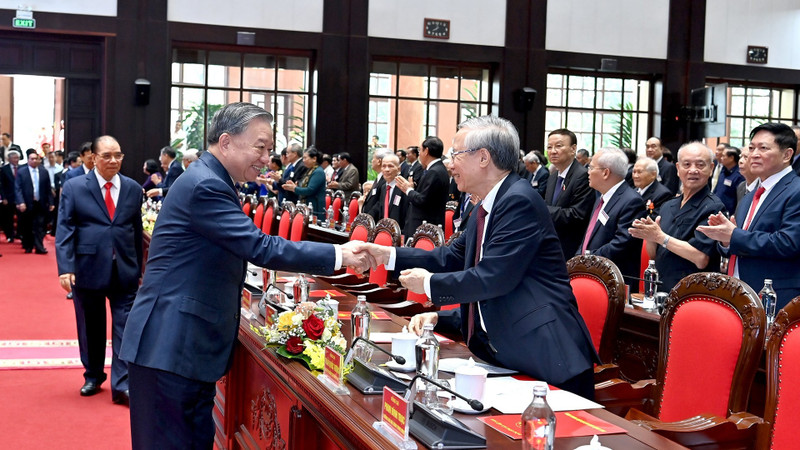 Party General Secretary To Lam meets with former leaders