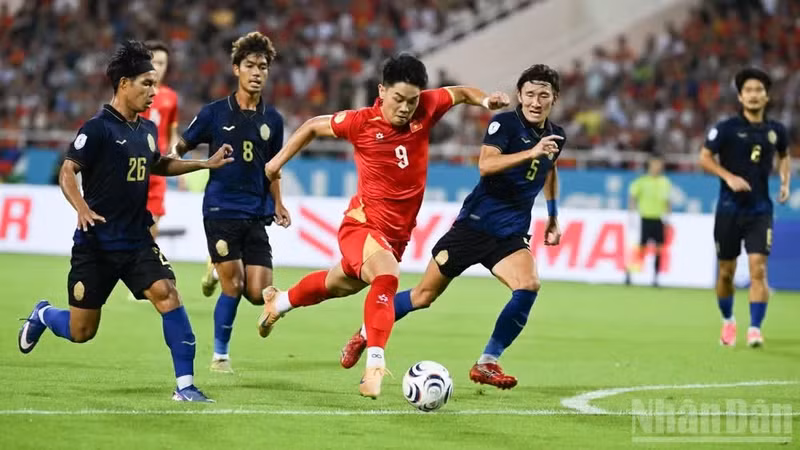 Striker Nguyen Dinh Bac (No. 9) dribbles the ball and opens the scoring for Viet Nam in the 18th minute at the match against Cambodia at My Dinh Stadium on August 7. (Photo: VNA)