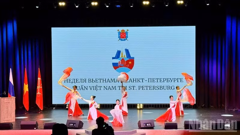 Vietnamese students perform at the programme. (Photo: Xuan Hung)