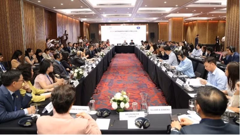 A working session on the afternoon of April 14 between the Ministry of Health and a high-level business delegation from the US-ASEAN Business Council (USABC). (Photo: Suc Khoe Doi Song (Health and Life) Newspaper)