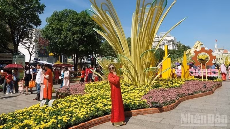 Visitors at Nguyen Hue Flower Street.