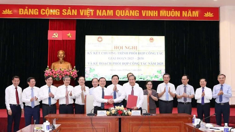 Leaders of the Party Central Committee’s Commission for Communication and Education and the Commission for Mass Mobilisation, in coordination with the Party Committee of the Ministry of Education and Training sign the 2025–2030 cooperation programme. (Photo: Tran Hiep)