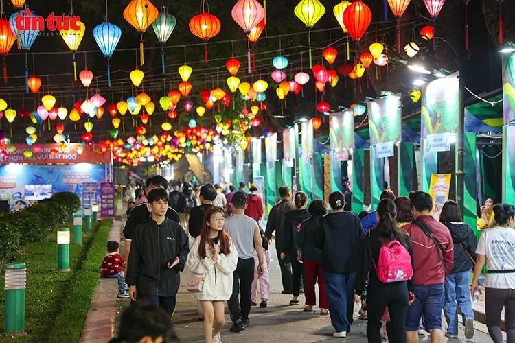 The Ha Noi Tourism Festival 2026 at Thong Nhat Park attracts large numbers of residents and visitors for sightseeing and hands-on experiences. (Photo: VNA)