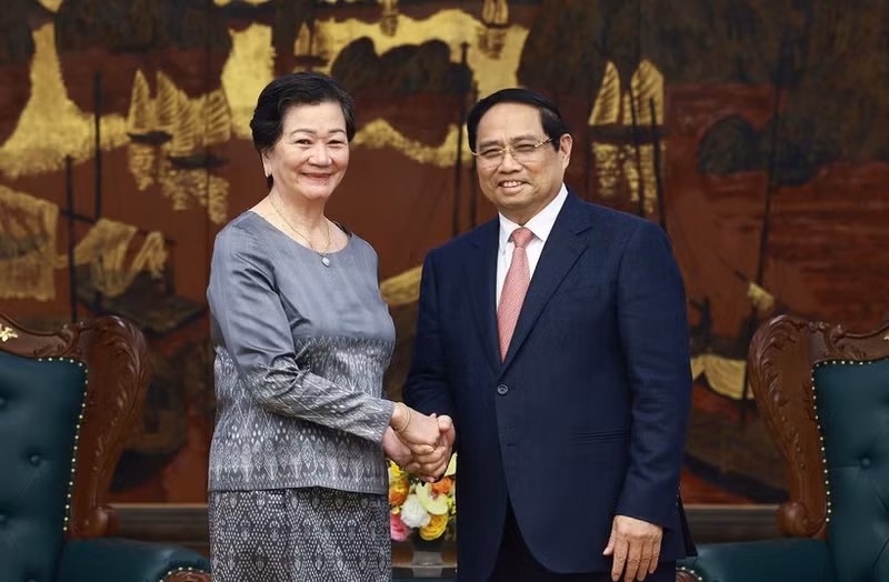 Prime Minister Pham Minh Chinh (right) and Cambodian Ambassador Chea Kimtha (Photo: VNA)