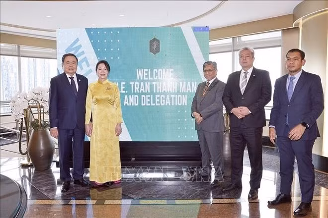 National Assembly Chairman Tran Thanh Man (first,left) and his spouse visit Malaysia's national oil and gas company Petronas. (Photo: VNA)