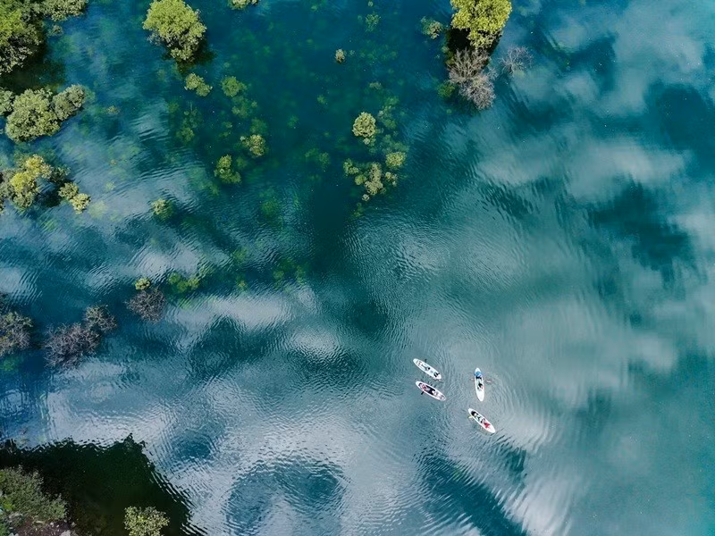 Stand-up paddleboarding (SUP) on Lan Ty Lake (Lang Son). (Photo: MANH PHAM)