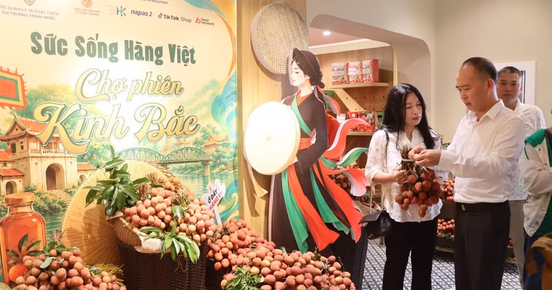 The Kinh Bac Market Fair opens on Trang Tien Street.