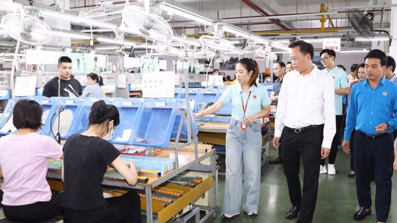 Nguyen Huu Nghia, Secretary of Hung Yen Provincial Party Committee, visits production activities at Ngoc Te Footwear Co., Ltd. in Hung Yen Province.