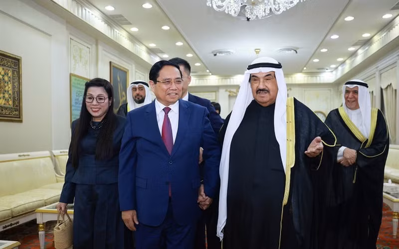 Prime Minister Pham Minh Chinh (L) on November 17 evening (local time) calls on former Kuwaiti PM Sheikh Nasser Al-Mohammed Al-Jaber Al-Sabah at his private residence. (Photo: VNA)