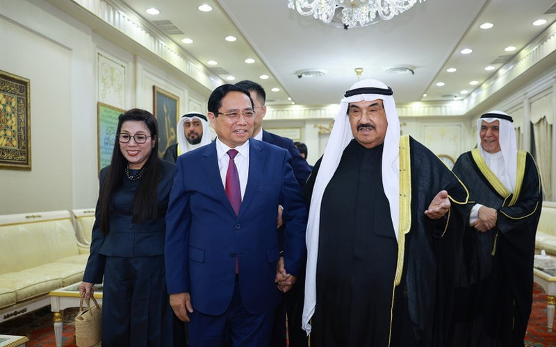 Prime Minister Pham Minh Chinh (L) on November 17 evening (local time) calls on former Kuwaiti PM Sheikh Nasser Al-Mohammed Al-Jaber Al-Sabah at his private residence. (Photo: VNA)