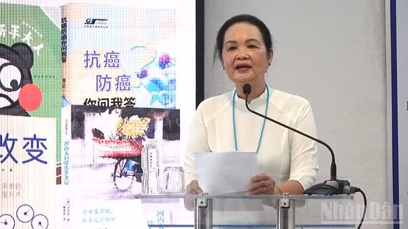 Writer Trinh Bich Ngan, Chairwoman of the Ho Chi Minh City Writers’ Association, speaks at the event.