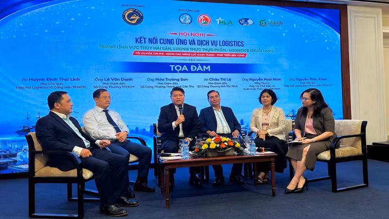 Representatives from the Department of Industry and Trade and industry associations take part in a panel discussion at the conference.
