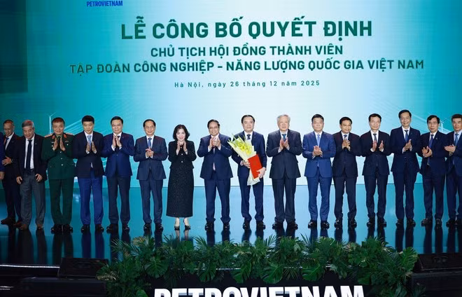 PM Pham Minh Chinh and delegates congratulate Petrovietnam CEO Le Ngoc Son (Photo: VNA)