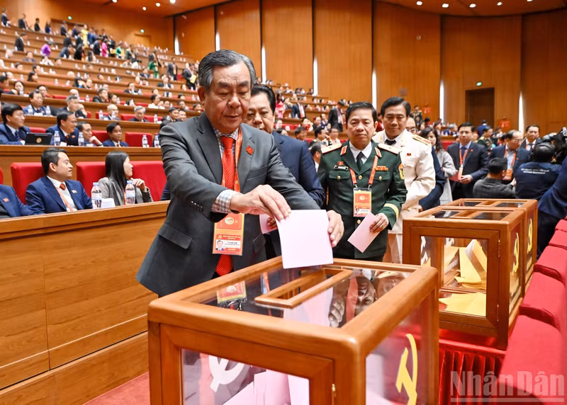 Delegates cast their votes to elect the 14th Party Central Committee.
