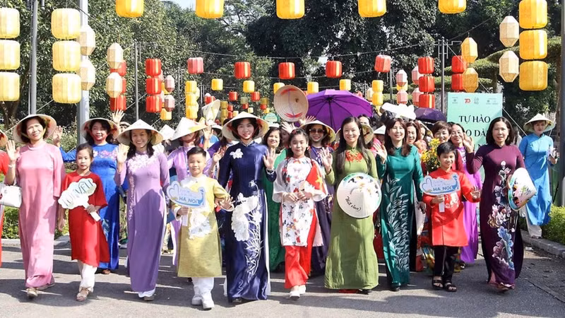 Residents of Ha Noi and visitors take part in an ao dai parade event.