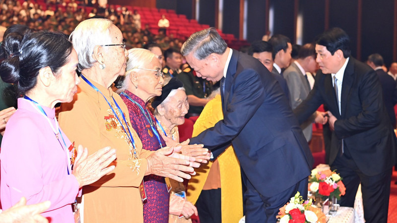 Party General Secretary To Lam and other Party and State leaders extend their regards to Heroic Vietnamese Mothers, national contributors, and exemplary historical witnesses at the programme.