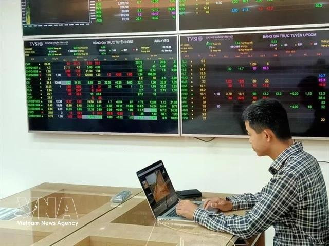 An investor at a securities firm's trading room in Ha Noi (Photo: VNA)