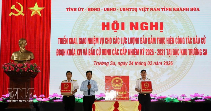Leader of the Truong Sa special zone hands over ballot boxes to forces tasked with organising the election of deputies to the 16th National Assembly and People’s Councils at all levels for the 2026–2031 term on February 24. (Photo: VNA)
