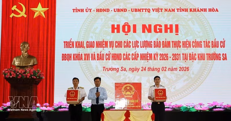 Leader of the Truong Sa special zone hands over ballot boxes to forces tasked with organising the election of deputies to the 16th National Assembly and People’s Councils at all levels for the 2026–2031 term on February 24. (Photo: VNA)