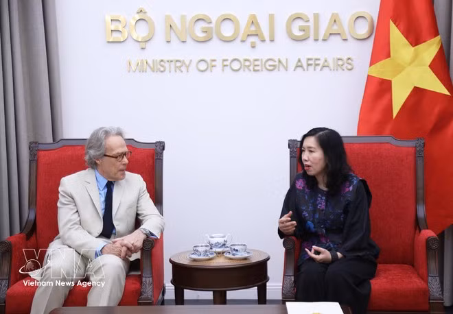 Deputy Minister of Foreign Affairs Le Thi Thu Hang (R) and Duke of Richmond and Gordon of the UK Charles Henry Gordon-Lennox (Photo: VNA)