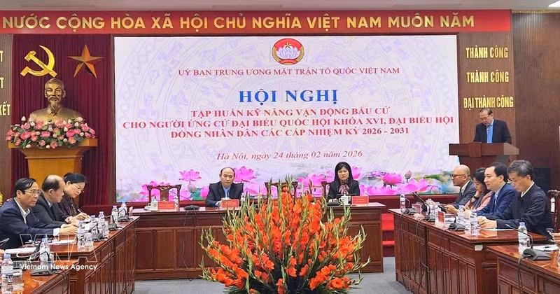 An overview of the training conference in Hanoi on February 24 (Photo: VNA)