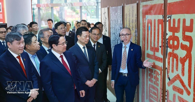 Prime Minister Pham Minh Chinh visits the exhibition space on Han Nom (classical Chinese and Vietnamese script) at the Viet Nam Academy of Social Sciences. (Photo: VNA)