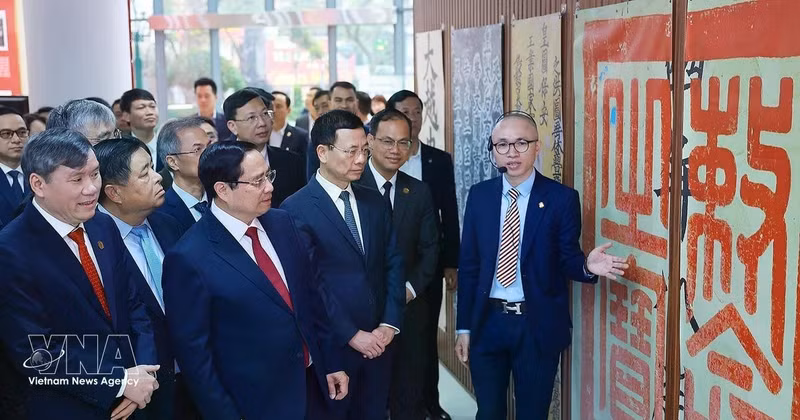 Prime Minister Pham Minh Chinh visits the exhibition space on Han Nom (classical Chinese and Vietnamese script) at the Viet Nam Academy of Social Sciences. (Photo: VNA)