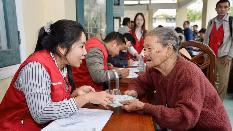 ActionAid International in Viet Nam and the Aid for Social Protection Programme Foundation Viet Nam (AFV) present gifts to poor households heavily affected by flooding.