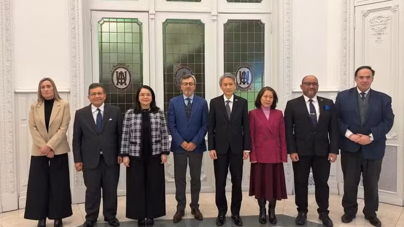 ASEAN ambassadors in Buenos Aires pose for a group photo with representatives of the Argentine Industrial Union (UIA). (Photo: VNA)