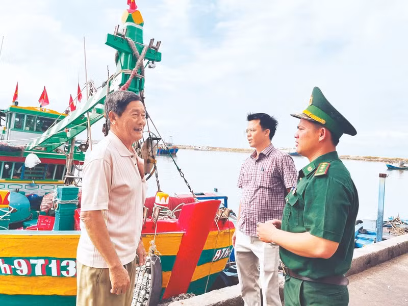 Soldiers from Thanh Hai Border Guard Station (Lam Dong) together with officials from the People’s Committee of Phu Thuy Ward encourage fishermen to take part in the election. (Photo: THANH HAI)