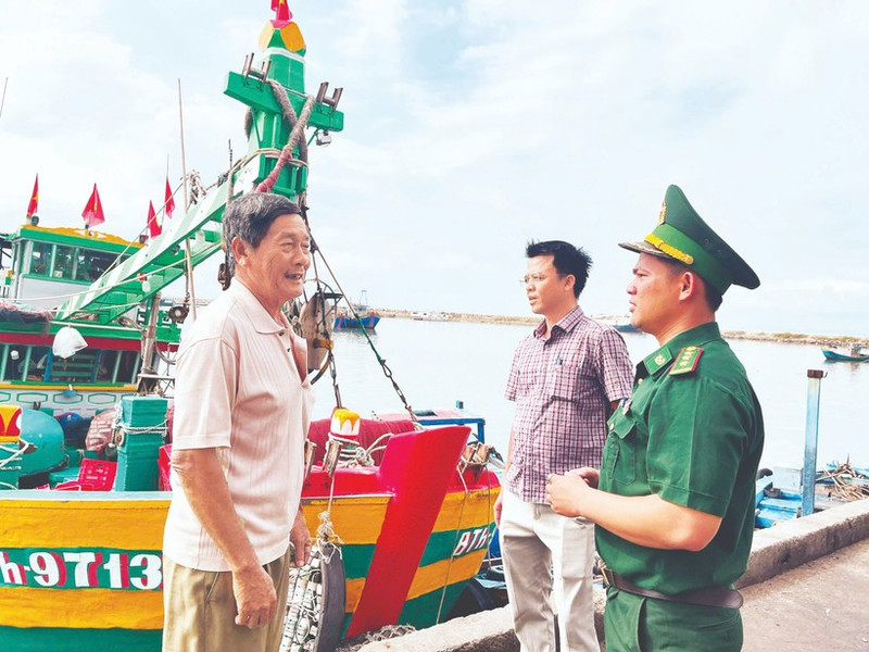 Soldiers from Thanh Hai Border Guard Station (Lam Dong) together with officials from the People’s Committee of Phu Thuy Ward encourage fishermen to take part in the election. (Photo: THANH HAI)