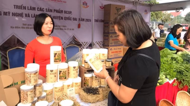 Promoting OCOP products and traditional craft village goods through trade fairs, exhibitions, and trade promotion programmes.