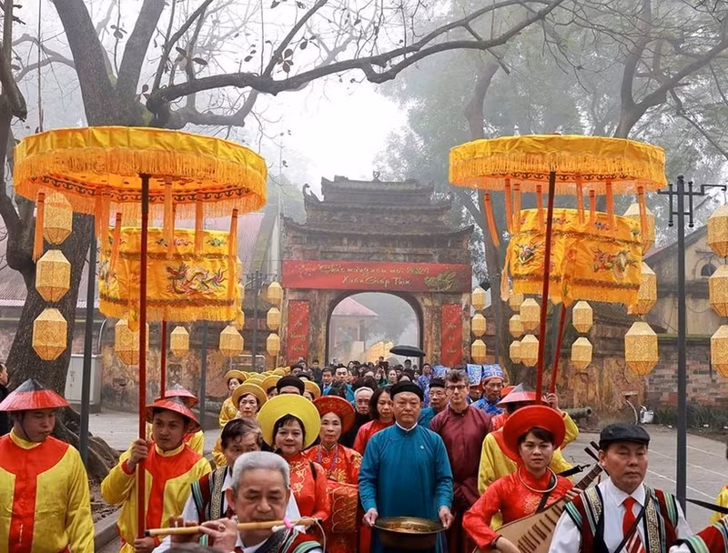 The ritual to release of carp to bid farewell to the Kitchen Gods at the Thang Long Imperial Citadel. (Photo: baovanhoa.vn)