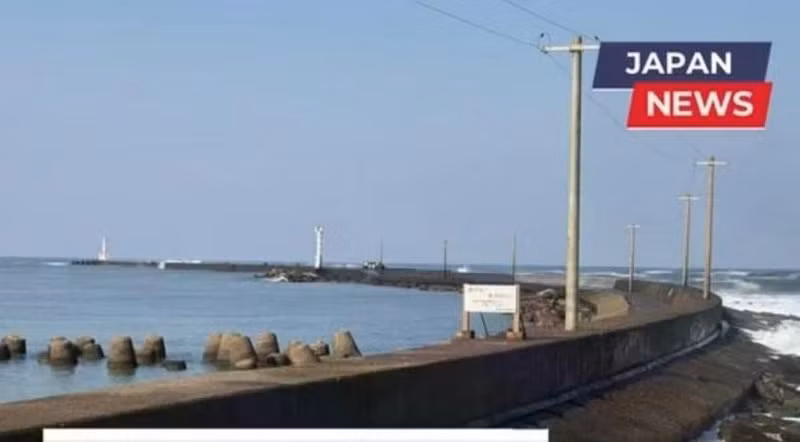 At the breakwater leading to the Mikuni lighthouse (Photo: Japan News)