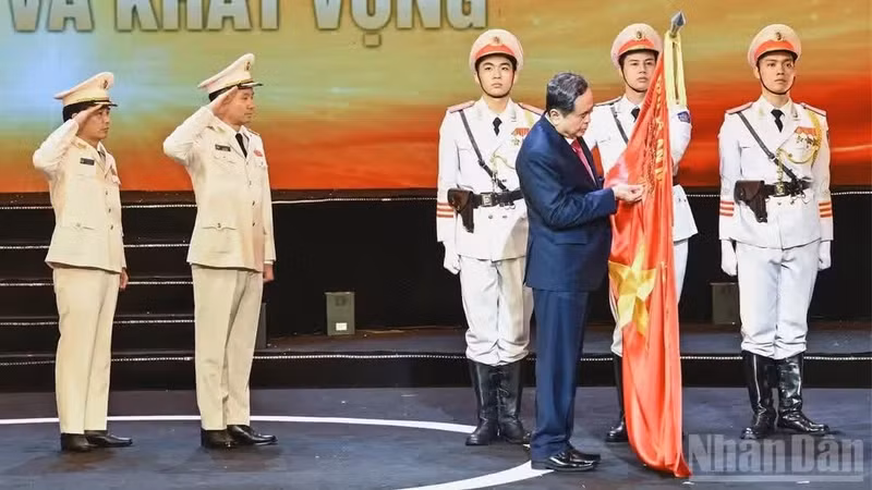NA Chairman Tran Thanh Man presents the Ho Chi Minh Order to the Economic Police Force at the ceremony in Hanoi on August 8. (Photo: VNA)