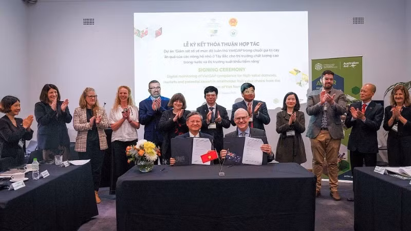 Signing ceremony of the green agriculture cooperation agreement between Viet Nam and Australia. (Photo: Australian Embassy in Viet Nam).