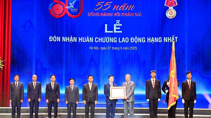 Party General Secretary To Lam presents the First-Class Labour Order to Viet Nam Television.