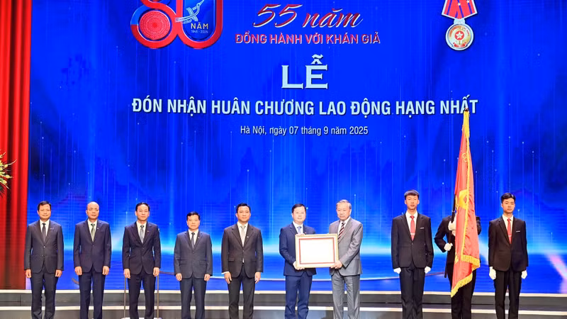 Party General Secretary To Lam presents the First-Class Labour Order to Viet Nam Television.